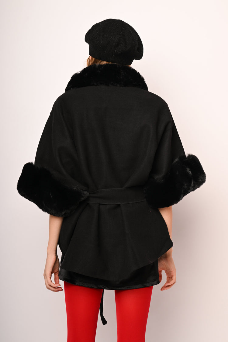 Mantella con cintura e profili in faux fur