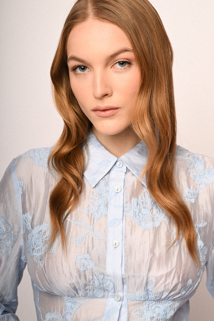 Camicia in organza azzurra con ricami