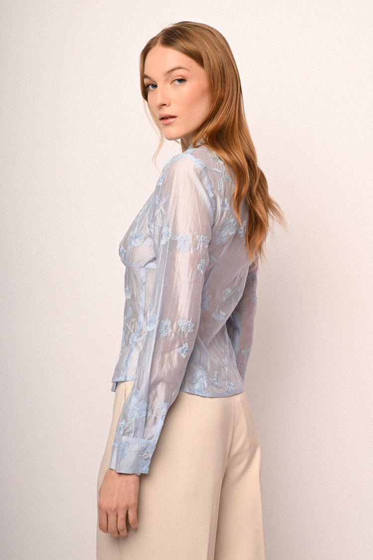 Camicia in organza azzurra con ricami