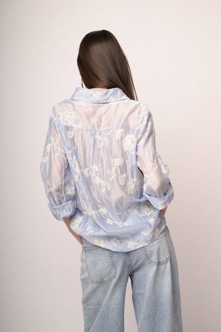 Camicia in organza misto lyocell celeste con ricami