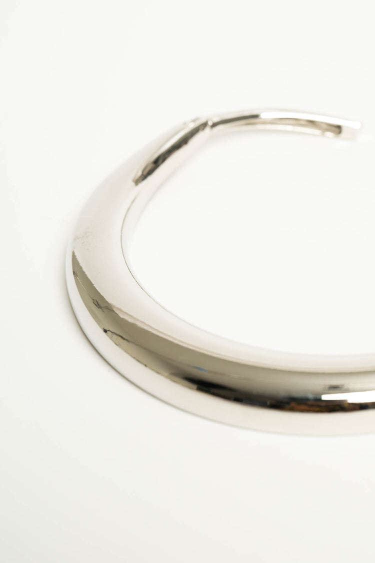 Collana rigida in metallo argentato