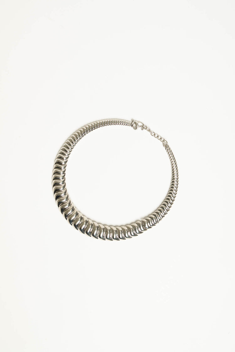 Collana rigida in metallo argentato