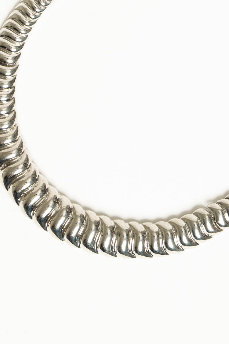 Collana rigida in metallo argentato