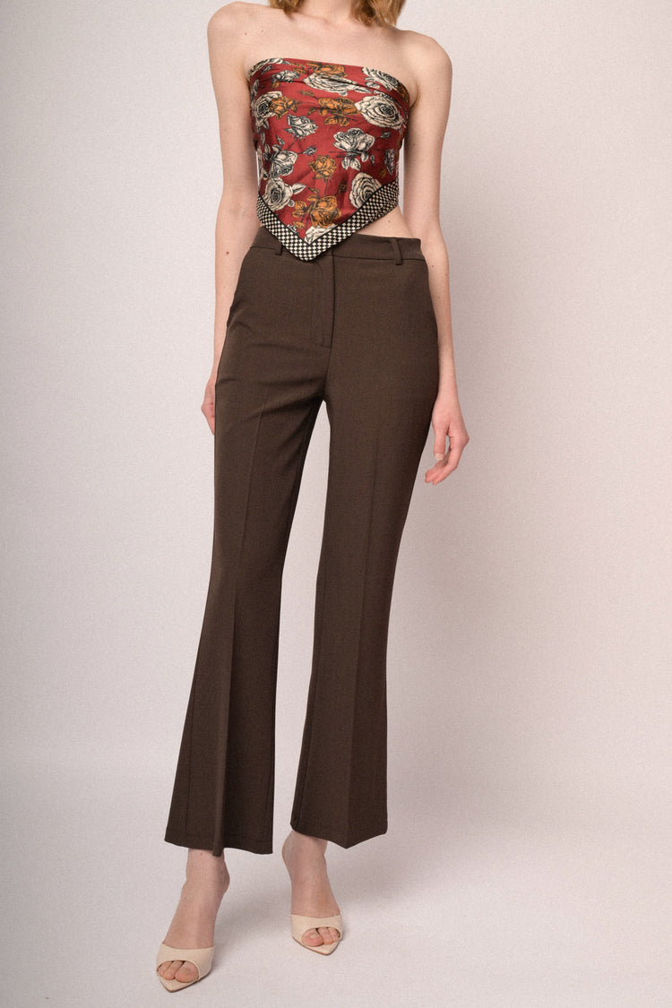 Pantaloni basic a gamba svasata cioccolato