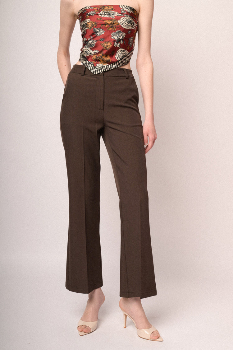 Pantaloni basic a gamba svasata cioccolato