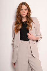 Giacca gessata beige con maniche arricciate