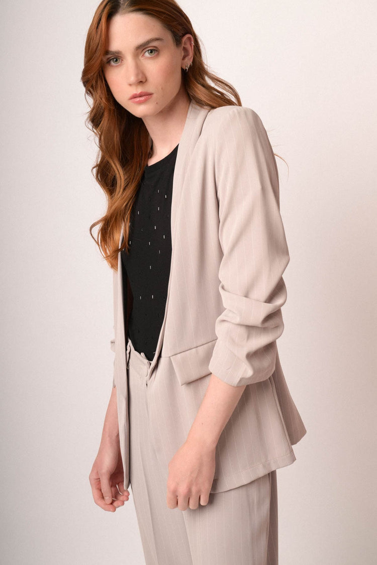 Giacca gessata beige con maniche arricciate