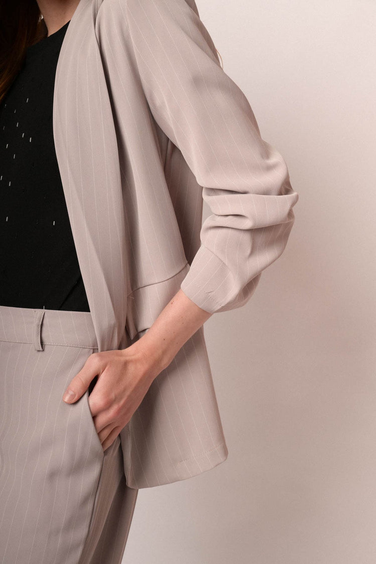 Giacca gessata beige con maniche arricciate