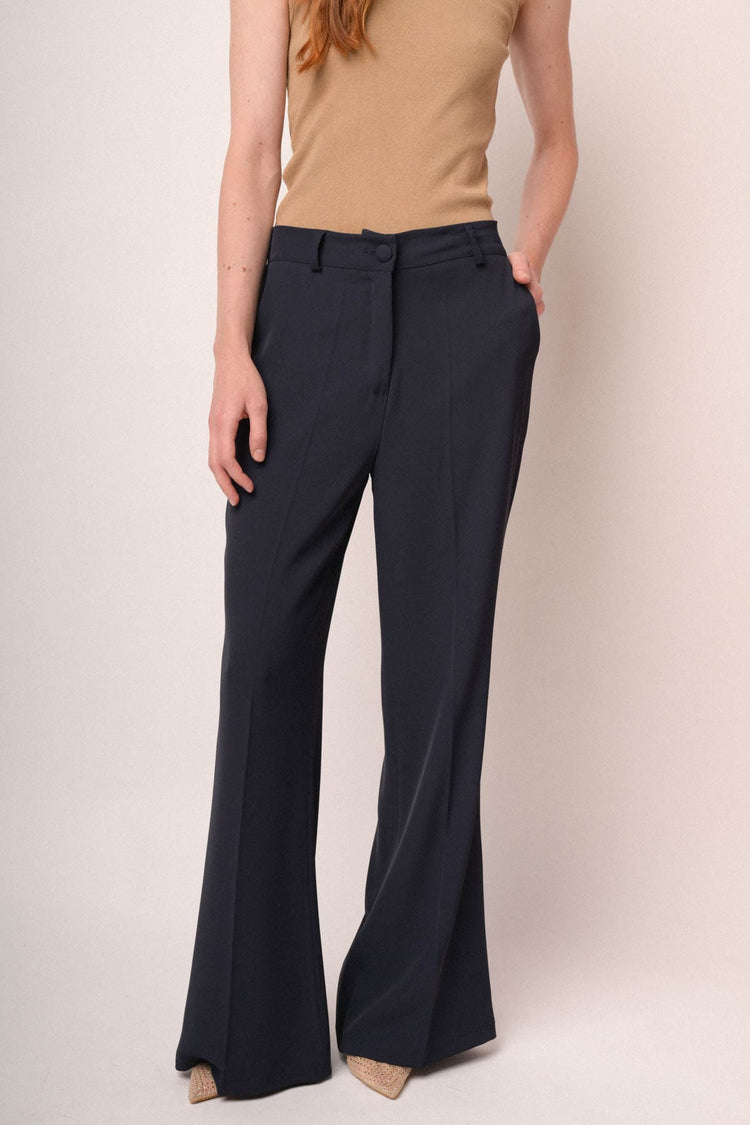 Pantaloni blu a gamba svasata