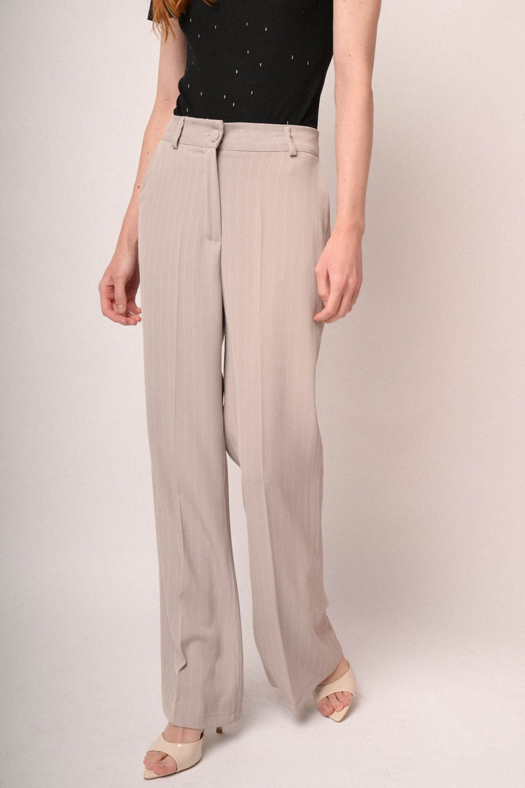 Pantaloni gessati beige a gamba svasata