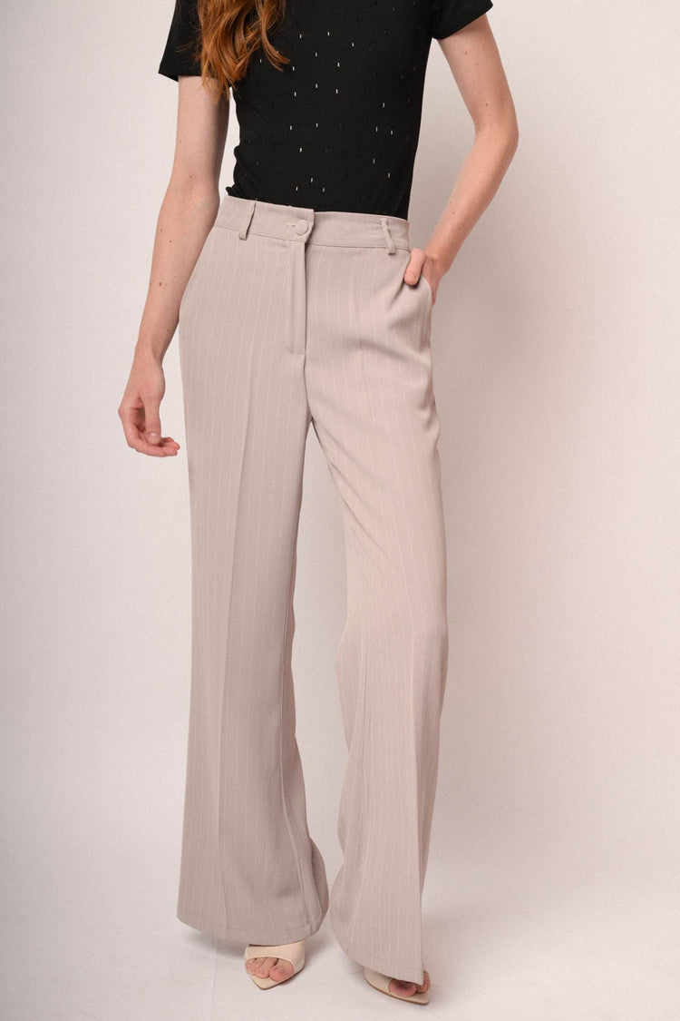 Pantaloni gessati beige a gamba svasata