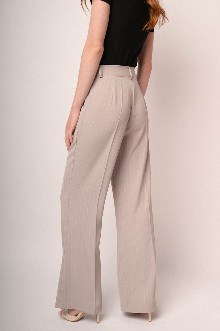 Pantaloni gessati beige a gamba svasata