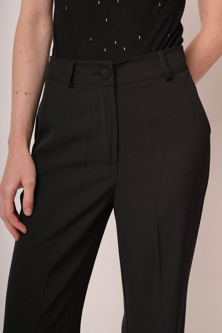 Pantaloni neri a gamba svasata