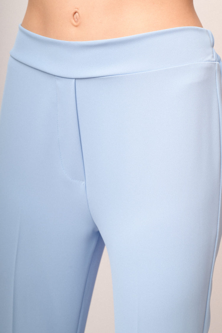 Pantaloni a gamba svasata celeste