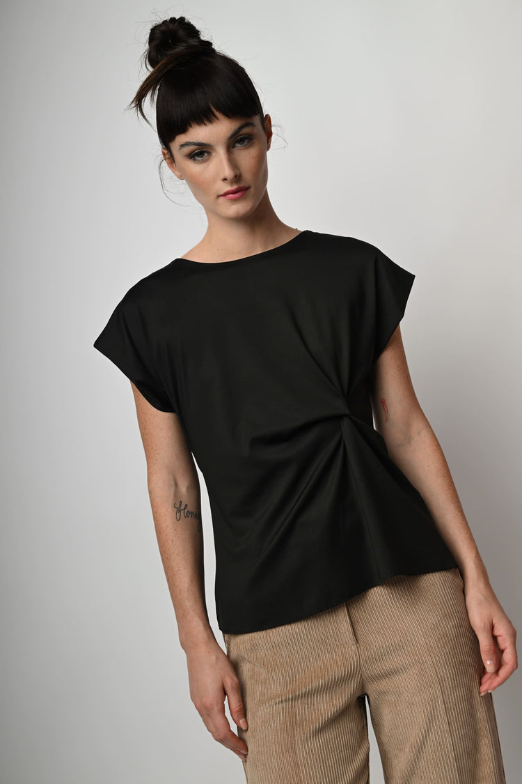 Top con drappeggio laterale