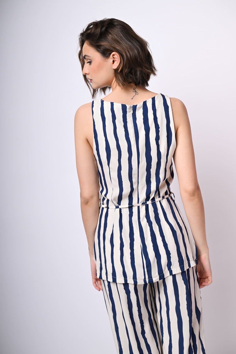 Top a righe con cintura