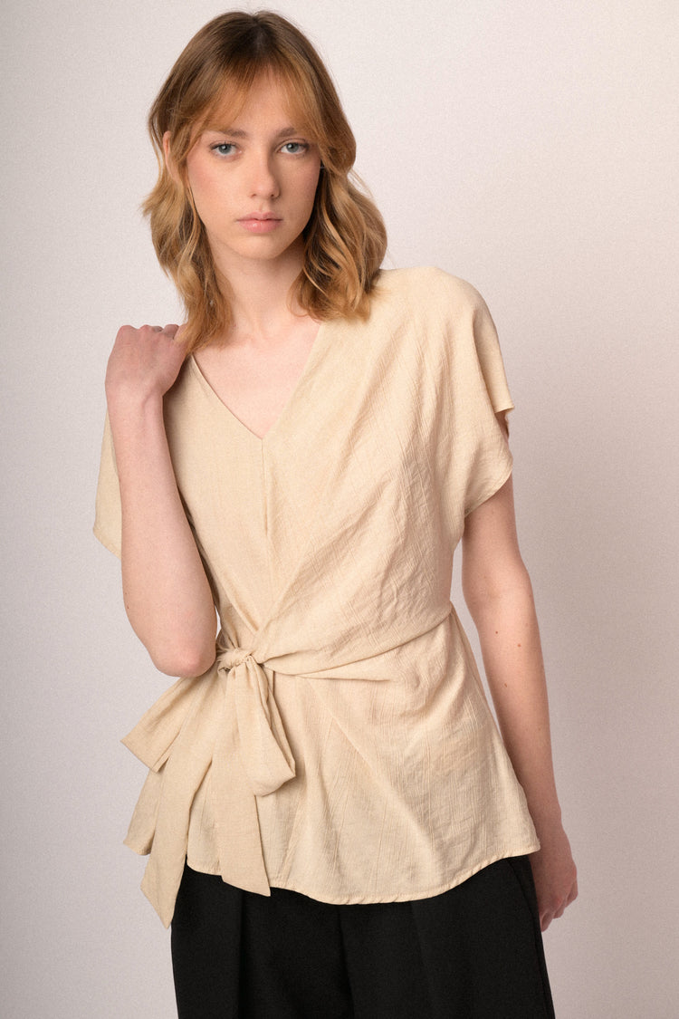Top beige con scollo a V e fiocco da annodare