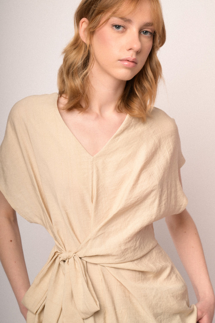 Top beige con scollo a V e fiocco da annodare