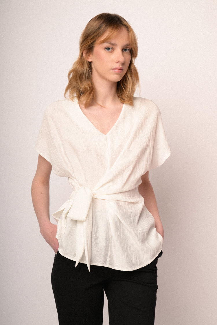 Top beige con scollo a V e fiocco da annodare