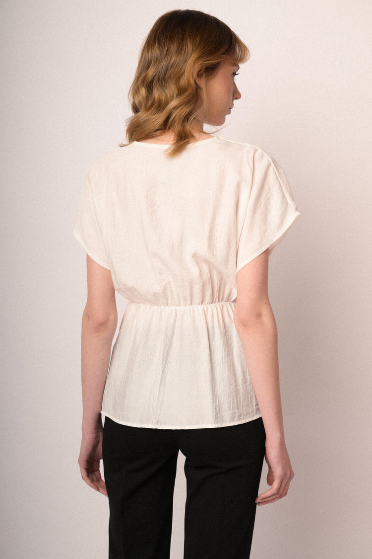 Top beige con scollo a V e fiocco da annodare